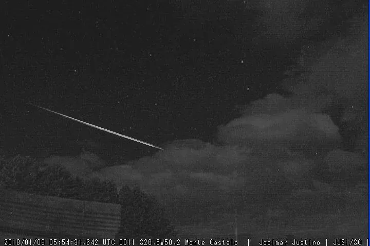 Este meteoro foi observado em 3 de Janeiro pela câmera JJS1 na direção Sudeste. Com uma duração de pouco mais de 1 segundo, este belo meteoro desapareceu atrás de uma nuvem, deixando um rastro de admiração.