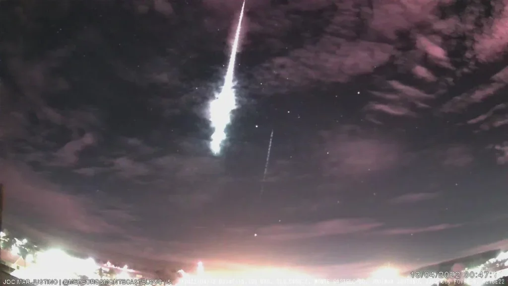 13 de Abril de 2022 viu um meteoro brilhando na direção Sul, observado pela JJS2 por cerca de 2 segundos. Este evento foi documentado e destacado como uma "bola de fogo" impressionante, ganhando atenção pela sua visibilidade impactante.