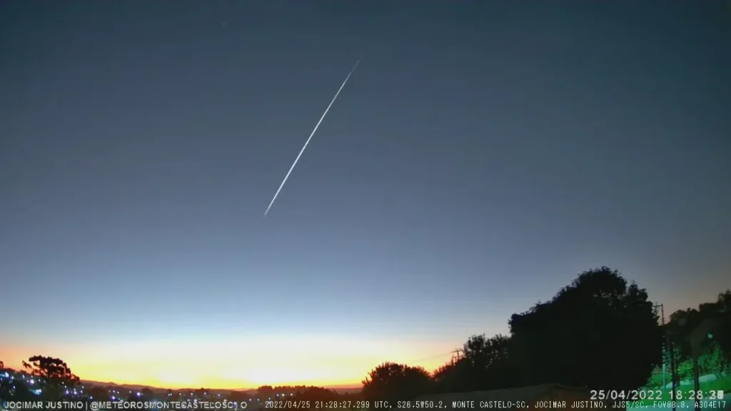 Em 25 de Abril de 2022, a JJS5 capturou um meteoro na direção Oeste, visível por cerca de 3 segundos enquanto o céu ainda escurecia com o crepúsculo. O evento foi marcado pelo belo colorido do horizonte, proporcionando um momento de rara beleza.
