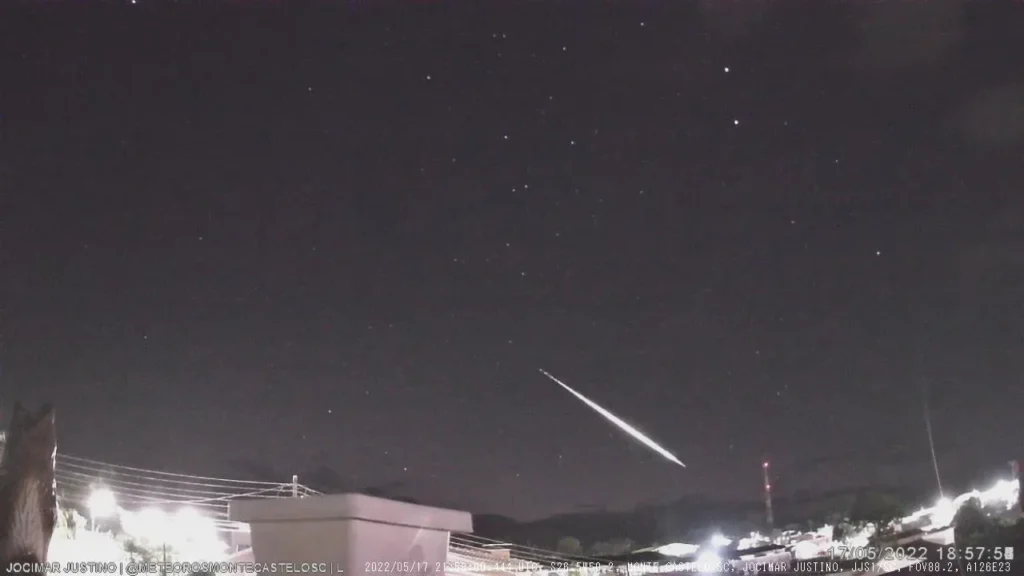No dia 17 de Maio de 2022, um meteoro foi capturado na direção Sudeste pela JJS1, deslumbrando o céu noturno por aproximadamente 5 segundos. Este registro é notável pela sua extensa visibilidade, proporcionando um espetáculo prolongado aos observadores.