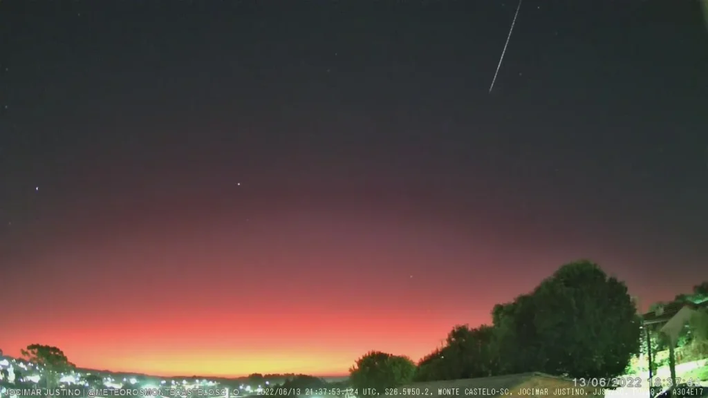 No dia 13 de Junho de 2022, um meteoro foi capturado pela JJS5 na direção Oeste, visível por aproximadamente 1 segundo. A observação foi enriquecida pelo colorido espetacular do crepúsculo, adicionando um pano de fundo impressionante ao evento celeste.