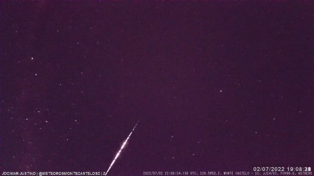 Em 2 de Julho de 2022, a JJS4 capturou um meteoro no Zênite, visível por pouco mais de 1 segundo. Este registro destaca a capacidade da estação de capturar fenômenos breves, mas marcantes, diretamente acima.
