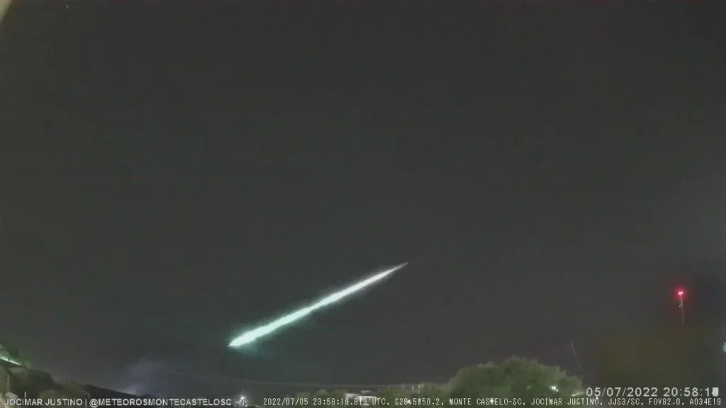 Em 5 de Julho de 2022, a câmera JJS3 da estação de Monte Castelo - SC capturou um dos meteoros mais memoráveis já registrados na região, iluminando o céu na direção Norte com uma deslumbrante coloração verde e visível por cerca de 2,5 segundos. 