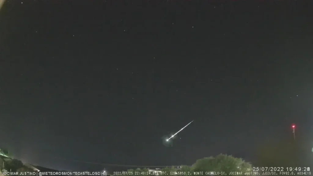 Em 25 de Julho de 2022, um meteoro brilhante foi observado na direção Norte pela câmera JJS3, iluminando o céu noturno por aproximadamente 2,5 segundos. Este evento destaca-se pela sua duração significativa, contribuindo para a coleção dos momentos meteóricos marcantes do ano.