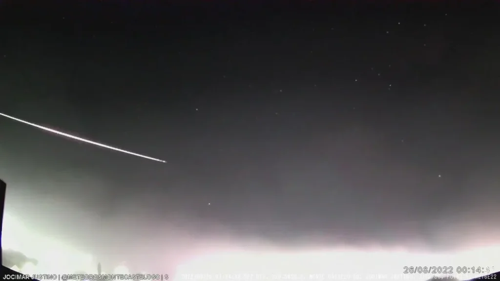 26 de Agosto de 2022 trouxe um espetáculo singular com um meteoro registrado pela JJS2 na direção Sul. Uma camada de neblina encobria a cidade, mas acima, onde as estrelas ainda brilhavam, o meteoro foi visto por cerca de 3 segundos, criando um contraste entre a neblina terrestre e o brilho celestial.