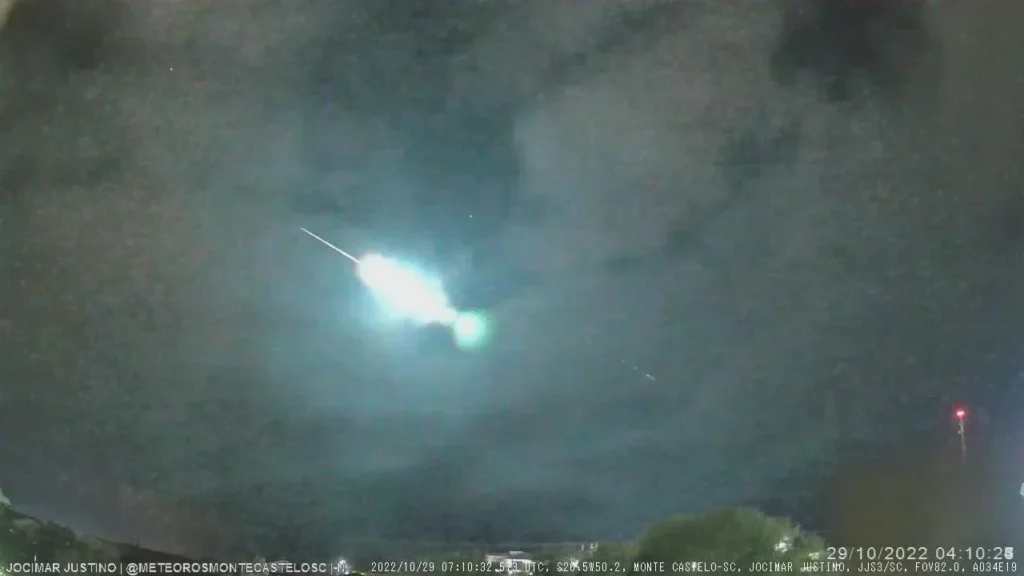 No dia 29 de Outubro de 2022, um belo meteoro foi registrado pela JJS3 na direção Norte, visível por aproximadamente 2 segundos. Sua aparição entre nuvens ofereceu um espetáculo visual particularmente incrível.