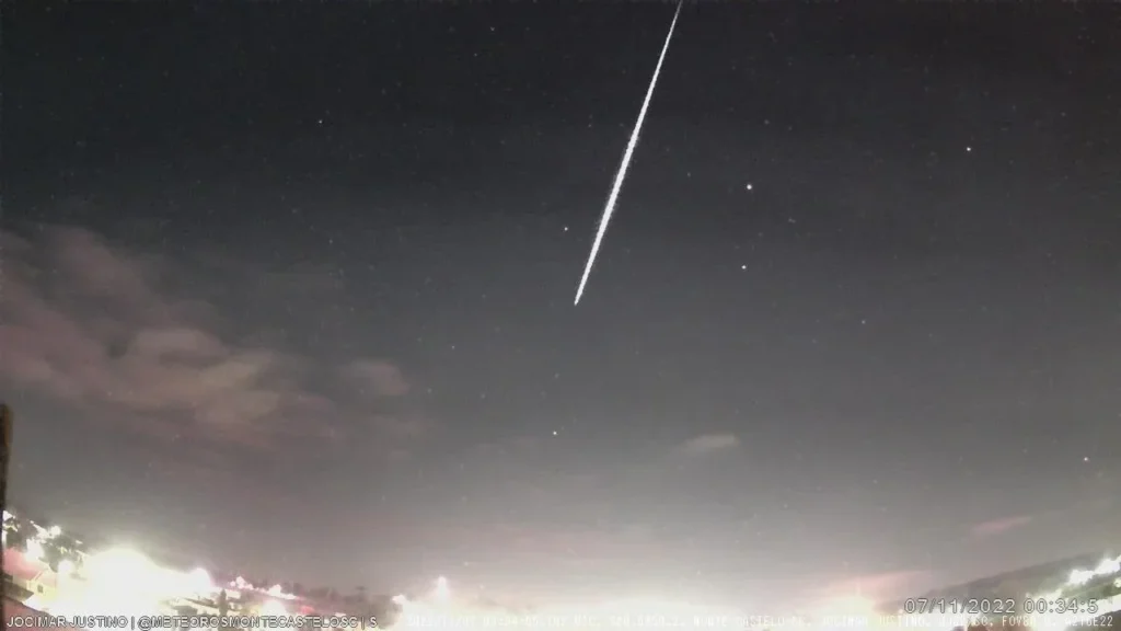 Em 7 de Novembro de 2022, um meteoro iluminou a direção Sul por cerca de 2 segundos, registrado pela JJS2. Este evento soma-se à coleção de fenômenos meteóricos capturados, destacando-se pela sua brevidade.