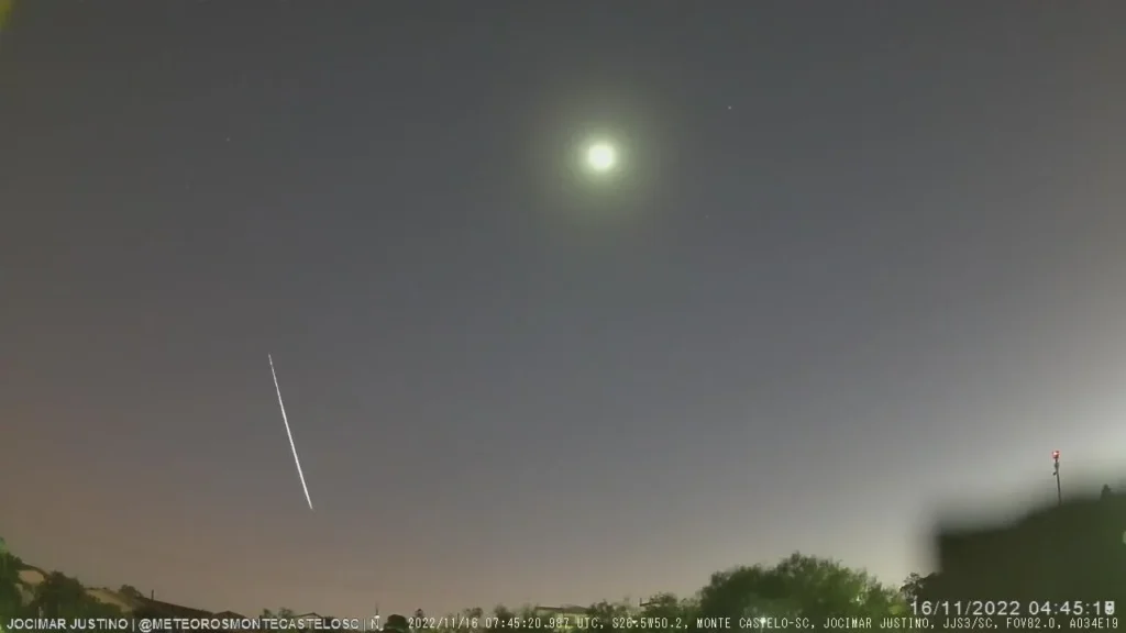 No dia 16 de novembro de 2022, a JJS3 captou um meteoro na direção Norte, em um momento em que o céu começava a clarear com o alvorecer, durando cerca de 2 segundos. Esse registro oferece uma visão única de um meteoro iluminando os primeiros indícios do amanhecer.