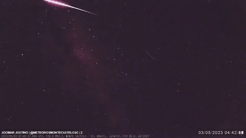 Na calada da noite, às 04h42 de 3 de Maio de 2023, a câmera JJS4, direcionada ao zênite, capturou um dos fenômenos mais fascinantes do céu: um meteoro da chuva de meteoros Eta Aquáridas, iluminando o espaço por cerca de 1 segundo. Este evento faz parte de uma das chuvas de meteoros mais espetaculares, originada pelos detritos deixados na esteira do renomado cometa Halley.