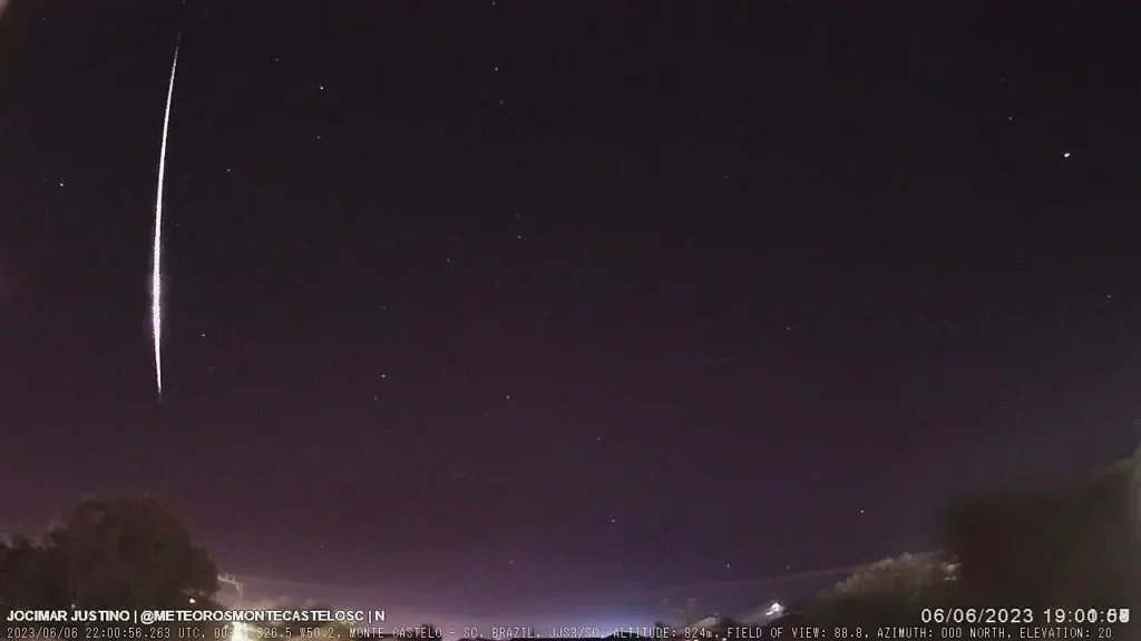 Em 6 de Junho de 2023, a câmera JJS3, apontando para o Norte, capturou um meteoro impressionante, brilhando intensamente no céu por aproximadamente 4 segundos. Este evento noturno se destaca pela duração excepcional de sua visibilidade, oferecendo aos observadores um momento prolongado de admiração
