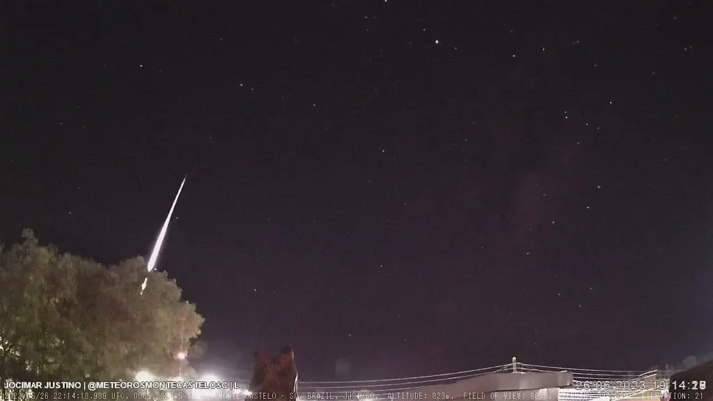 Na serena noite de 26 de Junho, um evento astronômico deslumbrante foi presenciado, quando um meteoro esporádico atravessou o céu estrelado, capturado pelas estações de monitoramento da BRAMON, JJS1/SC em Monte Castelo e SMZ4/SP em São Paulo. Às 19h14, este visitante noturno fez sua trajetória sobre Guaratuba-PR, iluminando o céu próximo à cachoeira do Itararé.